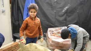 <p>Thami (12) und Sonzo machen ihre ersten Versuche im Maurerhandwerk.</p>