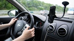 <p>Telefonieren mit dem Handy am Ohr während der Fahrt ist verboten. Das gilt auch für das Anschauen von Videos auf dem Smartphone.</p>