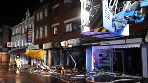 <p>Trümmer liegen vor einem Haus in der Neustraße.</p>