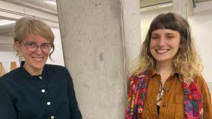 <p>Stefania Crisan (rechts) und Isolde Venrooy, arbeiten zurzeit im Rahmen ihrer Residenz bei Greylight Projects in Heerlen an einem neuen Projekt.</p>