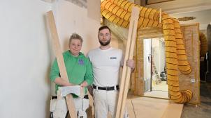 <p>Sind mit den Arbeiten betraut: Stuckateurin.Jenny Siepen und Verputzer Jeremy Kreuer.</p>
