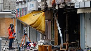 <p>Mehrere Geschäfte sind bei der großen Explosion eines Hauses in der Innenstradt von Eschweilier in Mitleidenschaft gezogen. Eine gewaltige Explosion hat die Fußgängerzone von Eschweiler in ein Scherbenmeer verwandelt.</p>
