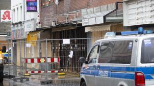 <p>Ein Fahrzeug der Polizei steht in der Neustraße vor dem beschädigten Gebäude. Nach der schweren Explosion in Eschweiler gehen die Ermittlungen der Polizei weiter.</p>