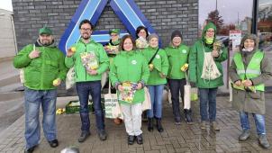 <p>Aktivisten der Gewerkschaft CSC verteilen Äpfel und Informationsmaterial zur automatischen Lohnindexierung vor mehreren Kaufhäusern in Eupen.</p>