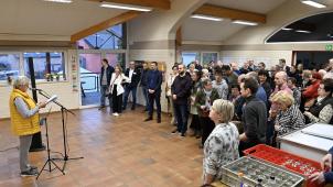 <p>Die Mitarbeiter und Besucher der Tagesstätte feiern gemeinsam mit ihren Gästen und Nachbarn den neuen Anbau.</p>