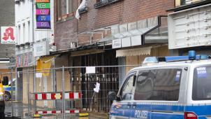 <p>Ein Fahrzeug der Polizei steht in der Neustraße vor dem beschädigten Gebäude.</p>