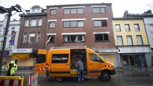<p>Ein Fahrzeug der Stadtwerke (Stawag) steht in der Neustraße vor dem beschädigten Gebäude.</p>