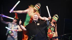 <p>Auf der Bühne ist „DJ Günni“ (Günter Dahlen) in seinem Element.</p>