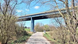 <p>Die Haarbachtalbrücke ist ein Teil der Autobahn A544, die vom Kreuz Aachen aus zum Europaplatz in Aachen führt. Die Vollsperrung der A 544 im Zuge der Baumaßnahme zwischen Würselen und Aachen Europaplatz ist laut Expertise der Autobahn GmbH aufgrund des Bauwerkszustands alternativlos. Die Sperrung hat starke Auswirkungen auf den Verkehr im Umfeld, die Strecke nutzen bislang täglich über 50 000 Fahrzeuge im Straßenquerschnitt.</p>