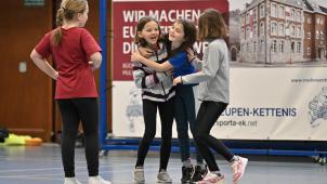 <p>Beim Sport kommen die Kinder zusammen, trotz aller Unterschiede.</p>