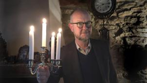 <p>Ralf Kramp entwickelt eine Kriminalstory, die mit den Versatzstücken des Genres spielt und solide Spannung mit gewohnt komödiantischer Färbung liefert.</p>