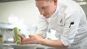<p>Mit großer Präzision beim Anrichten: Gary Kirchens ist Küchenchef im Restaurant „Aurum“ im Kasteel van Ordingen bei Sint-Truiden. Dort hat der 35-jährige Eupener einen Michelin-Stern und 15,5 Gault&amp;Millau-Punkte erkocht.</p>