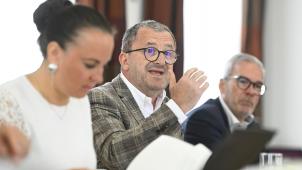 <p>Diese Archivaufnahme vom 20. April 2022 zeigt Ministerin Lydia Klinkenberg (ProDG), den Präsidenten des RZKB, Patrick Meyer, und den damaligen Interims-Direktor des RZKB, Ludwig Bastiaansen (v.l.), Vorgänger von Katja Crutzen.</p>