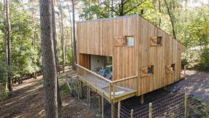 <p>Ein Blick von außen auf eine der Lodges</p>