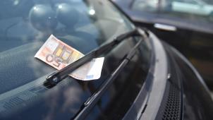 <p>Wer regelmäßig einen Blick auf seine Autopapiere wirft, kann den einen oder anderen Euro sparen.</p>