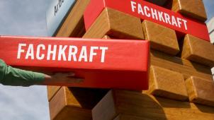 <p>Ohne Fachkräfte funktioniert kein Arbeitsmarkt. Er wird zusammenbrechen, wie dieses Bild symbolisiert.</p>