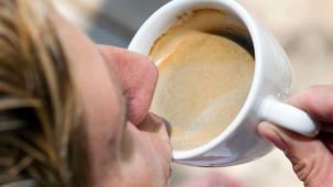 <p>Ab Herbst 2021 hatte die Polizei das erste Mal einen mobilen Kaffee-Ausschank mit Tischen und Stühlen auf die Reise durch NRW geschickt.</p>