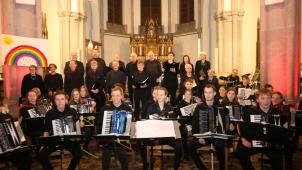 <p>Eine fruchtbare Zusammenarbeit zwischen einem Jugendorchester und einem Erwachsenenchor</p>