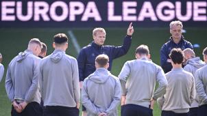 <p>Unions Trainer Karel Geraerts (Mitte) weist seinem Team die Richtung.</p>
