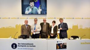 <p>Dr. Jürgen Linden, Vorsitzender des Karlspreisdirektoriums, Oberbürgermeisterin Sibylle Keupen, Bernd Vincken, Geschäftsführer der Stiftung Internationaler Karlspreis zu Aachen, die städtische Protokollchefin Claudia Wellen-Spix sowie Olaf Müller, Leiter des städtischen Kulturbetriebs (v. l.), stellten das Programm zur Karlspreisverleihung 2023 vor.</p>