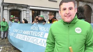 <p>Aktivisten aus ganz Belgien sind zur Aktion „Vote of the year - Der Ball liegt bei Ihnen!“ vor das Büro des EU-Abgeordneten Pascal Arimont nach Eupen gekommen.</p>