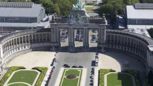 <p>Eindrucksvoller Blickfang des Jubelparks ist der Triumphbogen, der 1905, zur 75-Jahr-Feier der Unabhängigkeit Belgiens, fertiggestellt wurde. An beiden Seiten schließt sich eine riesige Ausstellungshalle an: Der südliche Flügel beherbergt das Museum Autoworld (r.), der nördliche das Militärmuseum (l.).</p>