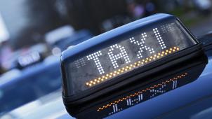 <p>Wegen eines gewaltsamen Überfalls auf einen Taxifahrer, verschiedene Eigentumsdelikte, Unterschlagung, Graffiti und unerlaubter Waffenbesitz und Drogenvergehen wurde ein Eupener am Montag vom Strafgericht zu 300 Arbeitsstunden verurteilt.</p>