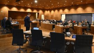 <p>Ministerpräsident Oliver Paasch am Montag im Parlament: „Wer zu früh zum Gleichgewicht zurückkehren will, der raubt der Gemeinschaft die Luft zum Atmen und löst unverträgliche Kahlschläge aus. Wer zu spät zum Gleichgewicht zurückkehrt, der riskiert Schneeballeffekte in der Verschuldung und ungemütlichen Ärger in Brüssel“, sagte er.</p>
