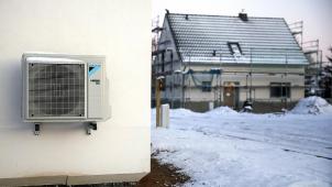 <p>Eine Luftwärmepumpe hängt bei Schnee und Eis an einer Hauswand in einem neu entstehenden Einfamilienhausgebiet. Mit Blick auf verschiedene Klimapläne in Europa sind in Zukunft Wärmepumpensysteme sehr gefragt.</p>