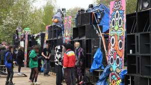 <p>Über 10.000 Menschen trafen sich am Wochenende zu einer illegalen Rave-Party auf dem Militärgelände von Brustem bei Sint-Truiden und stellten die Ordnungshüter vor eine große Herausforderung.</p>