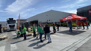<p>Alle Streikposten bei Delhaize müssen aufgelöst werden, nicht nur in den Geschäften, sondern auch in den Verteilerzentren, wie hier in Zellik.</p>