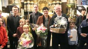 <p>Für Präsidentin Myriam Keutgens (Mitte) und Dirigent Dieter Gillessen (mit Präsentkorb) klang das Kapitel Knabenchor aus.</p>