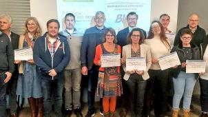 <p>Neun kreative Organisationen erhalten ihren Scheck.</p>