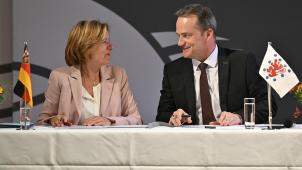 <p>Die rheinland-pfälzische Ministerpräsidentin Malu Dreyer und DG-Ministerpräsident Oliver Paasch bei der Unterzeichnung des erneuerten Abkommens am DonnerstagFoto: David Hagemann</p>