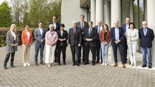 <p>Gruppenbild der Delegation aus dem Bundestag mit Vertretern aus der Deutschsprachigen Gemeinschaft sowie Botschafter Martin Kotthaus (Siebter von rechts)</p>