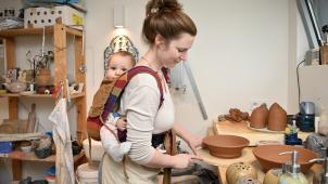 <p>Lynn Schoonbrodt arbeitet in ihrem Atelier mit Tochter Malou (8 Monate) im Gepäck – so bringt die junge Mutter Familie und Beruf unter einen Hut.</p>