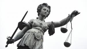 <p>Richter bleibt in seinem Urteil unter der Forderung der Staatsanwaltschaft – vier statt zehn Monate Bewährung für Dr. Joseph Meyer.</p>
