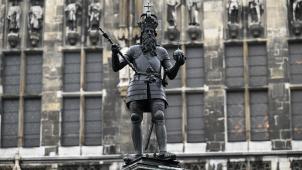 <p>Eine Statue von Kaiser Karl der Große auf dem Karlsbrunnen (auch Marktbrunnen) vor dem historischen Rathaus der Stadt: Hier wird traditionell der Karlspreis der Stadt Aachen verliehen.</p>