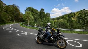 <p>Der Kreis Düren hat einen Verkehrsversuch mit einer neuen Kurvenmarkierung in Serpentinen für Motorradfahrer vorgestellt, die für mehr Abstand zwischen entgegenkommenden Fahrzeugen sorgen soll.</p>