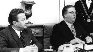 <p>Von der Einsetzung des Rates der deutschen Kulturgemeinschaft (RdK) am 23. Oktober 1973 gibt es nur ganz wenige Bilder. Dieses hier, das den Ersten Ratspräsidenten Johann Weynand und Staatssekretär Willy Schyns zeigt, ist das berühmteste.</p>