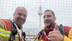 <p>110 Meter über den Dächern der Stadt genießen René Schoonbrood und sein Teamkollege Denis Claes im Anschluss an den Lauf die Aussicht.</p>
