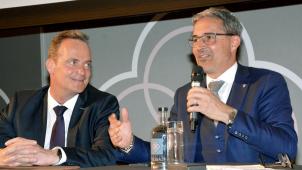 <p>Arno Kompatscher (hier „unter Beobachtung“ seines Kollegen Oliver Paasch) überzeugte beim Talk vor allem durch gelebte, teils anekdotische Erfahrungen in Autonomiefragen.</p>