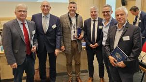 <p>Parlamentspräsident Charles Servaty, AVED-Präsident Volker Klinges, EU-Abgeordneter Pascal Arimont, Gemeinschaftssenator Gregor Freches sowie die AVED-Vizepräsidenten Bernd Hugo und Bruno Radermacher (v.l.)</p>