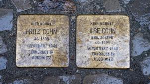 <p>Stolpersteine, aufgenommen in der Ossenreyerstraße in der Altstadt von Stralsund mit den Namen Fritz Cohn und Ilse Cohn. Auf den Stolpersteinen sind auf einer Messingplatte Namen und Daten von Menschen eingraviert, die während der Zeit des Nationalsozialismus verfolgt und ermordet wurden, aus Deutschland fliehen mussten oder die Lager überlebten. Sie werden in die Bürgersteige vor den letzten freiwilligen Wohnorten der Opfer eingelassen. Stolpersteine wurden auch in Ostbelgien verlegt.</p>
