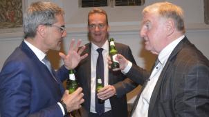<p>Drei, die sich offenkundig verstehen – nicht allein beim Bier, sondern auch in Fragen der Autonomie: Südtirols Landeshauptmann Arno Kompatscher, DG-Ministerpräsident Oliver Paasch und dessen Vorgänger Karl-Heinz Lambertz (von links).</p>