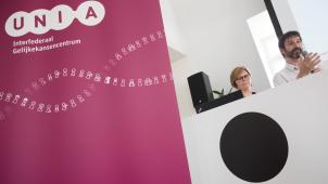 <p>Unia-Direktorin Els Keytsman und Patrick Charlier bei einer Präsentation des Jahresberichts.</p>