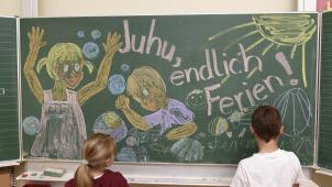 <p>Das Thema Schulferien wurde auch bei der Generalversammlung des Elternbundes Ostbelgien diskutiert. Nach einer Reform in der DG sieht es bisher allerdings nicht aus.</p>