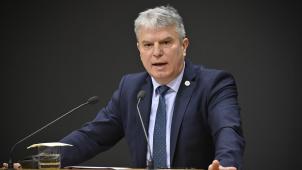 <p>Gregor Freches bei einer Debatte im Parlament der DG: Die Regierung habe es in der laufenden Legislaturperiode geschafft, die Auswirkungen der verschiedenen Krisen möglichst gut für die Bevölkerung „abzufedern“, sagt er: „Das wird bei den Menschen geschätzt. Das haben wir auch bei unserer Runde durch die Ortschaften bemerkt, die das Parlament in den vergangenen Monaten organisiert hatte. Und das sollte man an dieser Stelle auch einmal klar hervorheben, wenn ich zum Beispiel sehe, was in anderen Landesteilen in Belgien passiert.“</p>