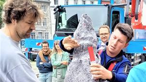 <p>Ehe der „Goldene Kornelius“ wieder aufs Dach an seinem alten Platz Aufstellung fand, gab es reichlich „Vorarbeit“ zu verrichten.</p>
