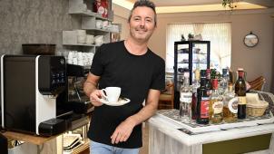 <p>Lorenzo Cannistraro an der Theke des Restaurants „La frontiera“</p>